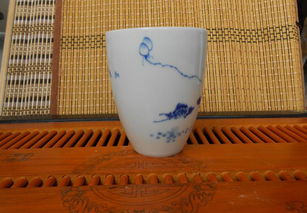 景德鎮(zhèn)青花瓷茶杯 從手繪荷花到辦公隨手杯的藝術(shù)與選擇